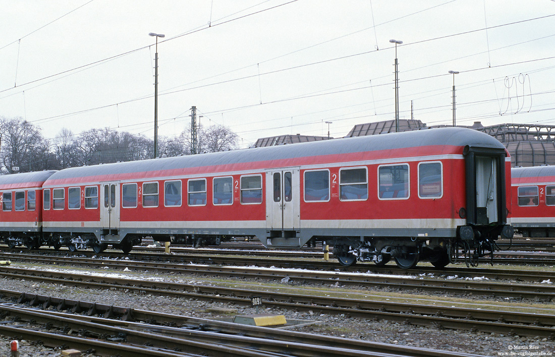 n-Wagen Bnr 457 (50 80 22-35 511-1) in verkehrsrot in Stuttgart Bbf