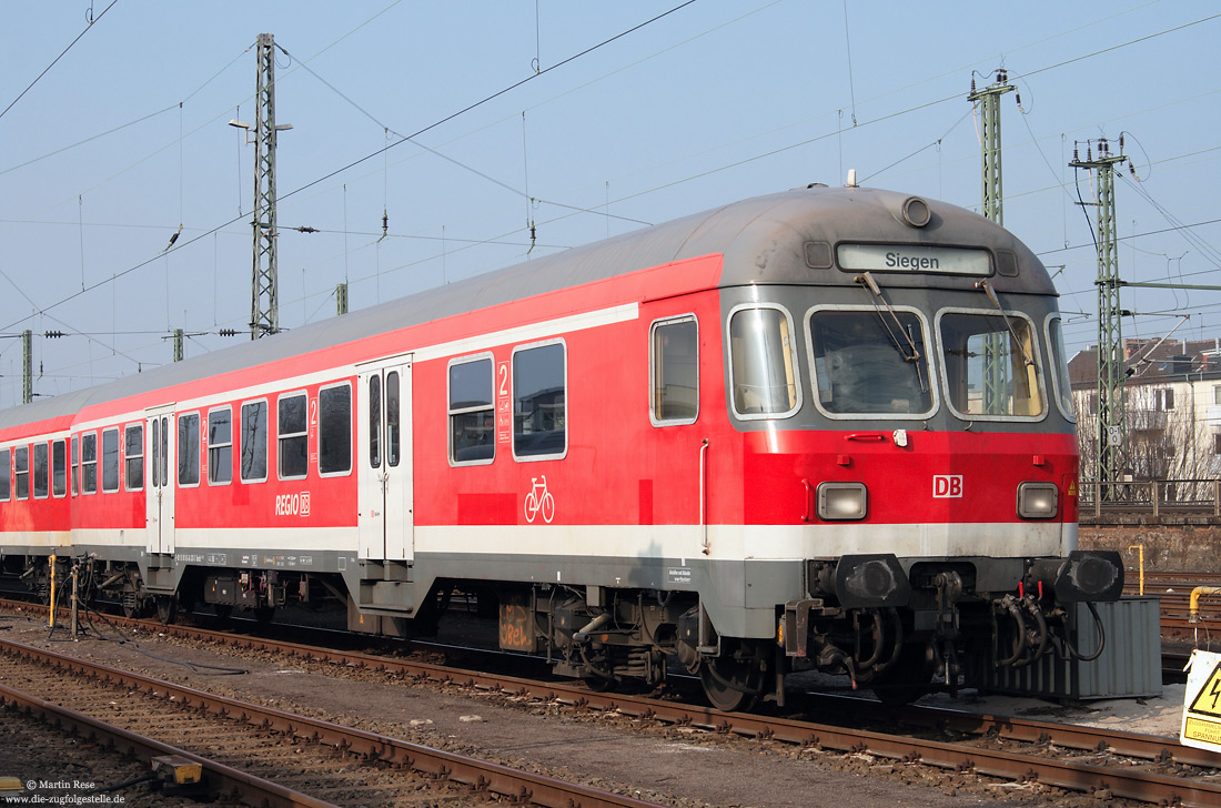 verkehrsroter Steuerwagen Bnrdzf 477.3 (50 80 82-34 321-3) in Köln Bbf