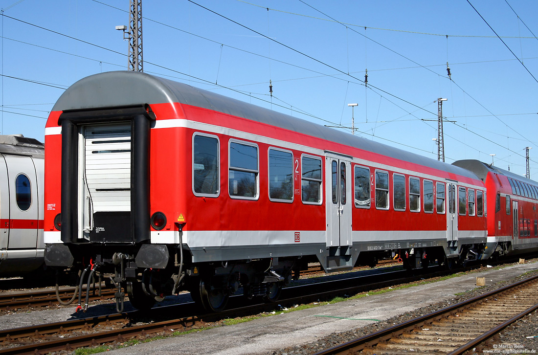 verkehrsroter n-Wagen Bnrz 452.4 (50 80 22-34 523-7) in Dortmund Bbf