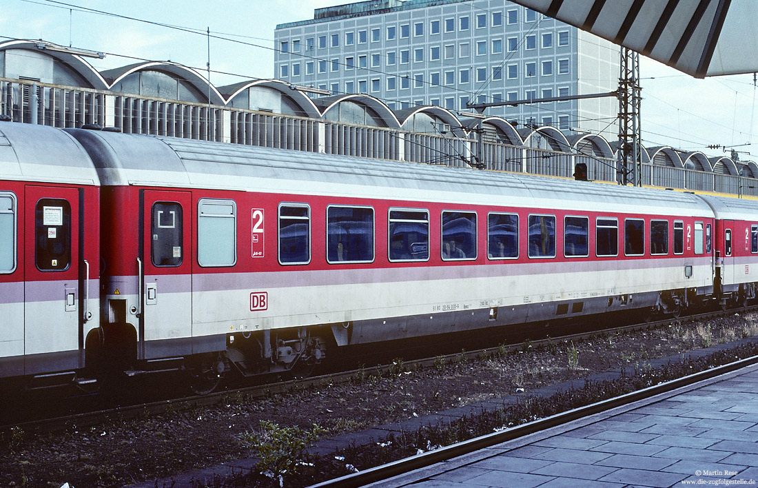 IC-Großraumwagen Bpmz 292 (61 80 20-94 030-9) in orientrot in Koblenz Hbf