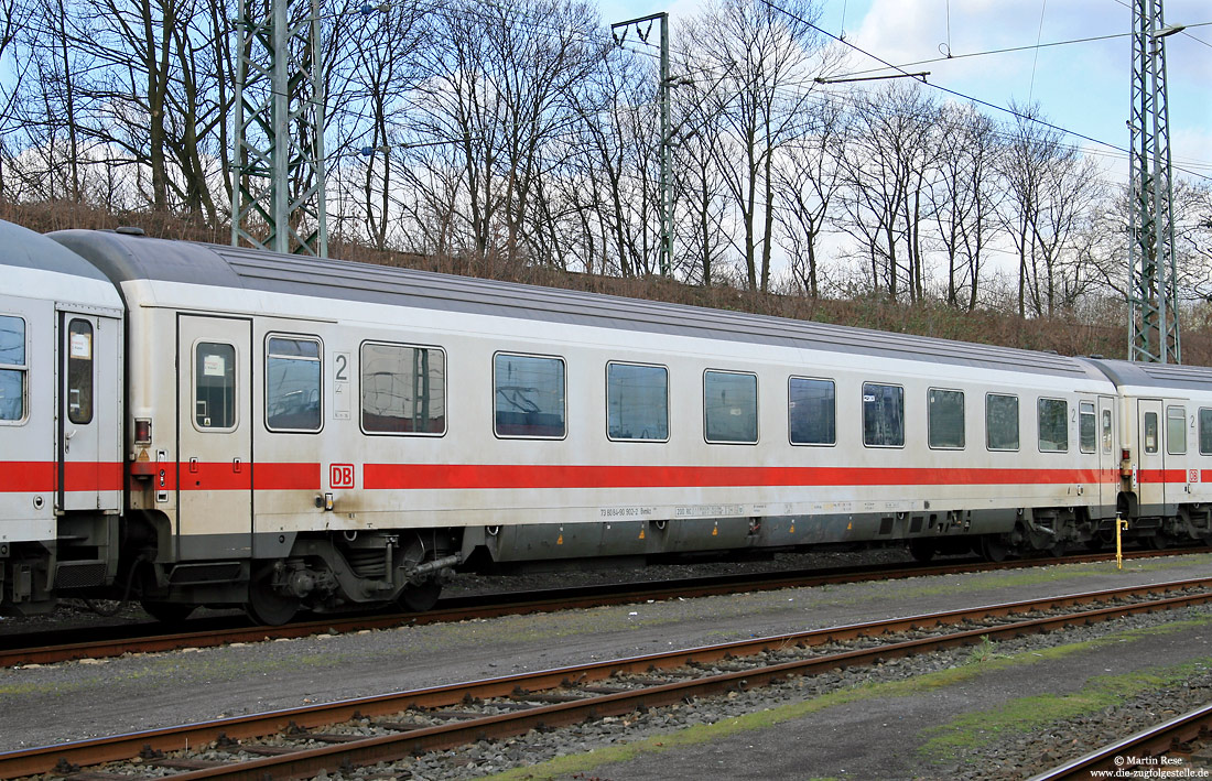 ehemaliger Touristikzug-Wagen Bvmkz 856 (73 80 84-90 902-2) in weißer Lackierung in Köln Bbf