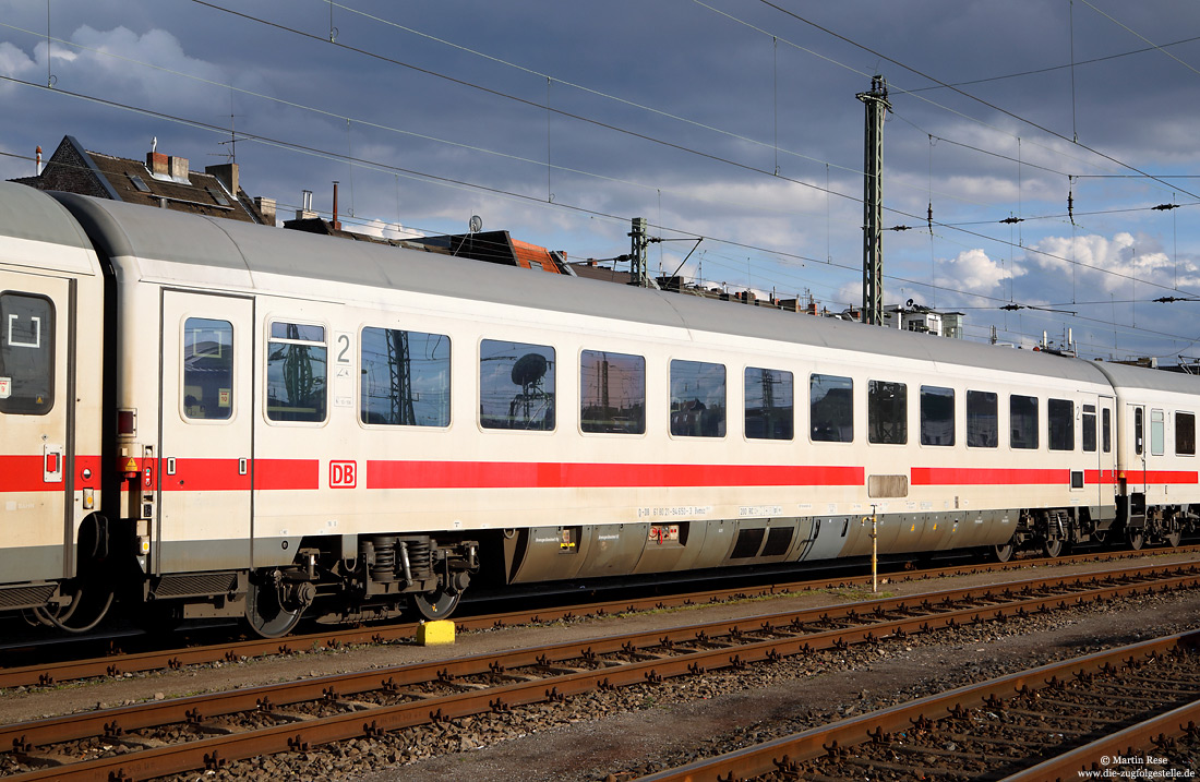 IC-Wagen Bvmz 186.6 ( 61 80 21-94 650-3) in Köln Bbf