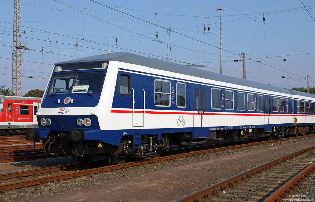 Wittenberger Steuerwagen Bybdzf 482.4 (50 80 80-75 003 D-TRAIN) in Düsseldorf Abstellbahnhof im TRI-Design
