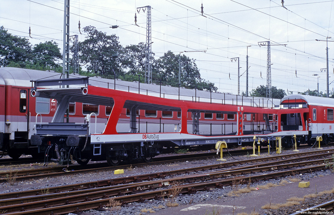 Doppelstock Autotransportwagen DDm 915.1 (51 80 98-80 039-5) in lichtgrau/verkehrsrote Lackierung in Köln Bbf