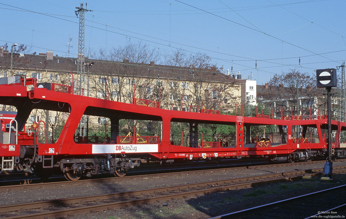verkehrsroter Doppelstock Autotransportwagen DDm 915 (51 80 98-80 051-0) in Düsseldorf Abstellbahnhof
