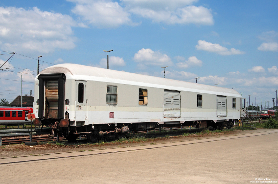 Als Lager genutzter Gepäckwagen Dm 920 (51 80 92-40 071-3) in Karlsruhe Hbf
