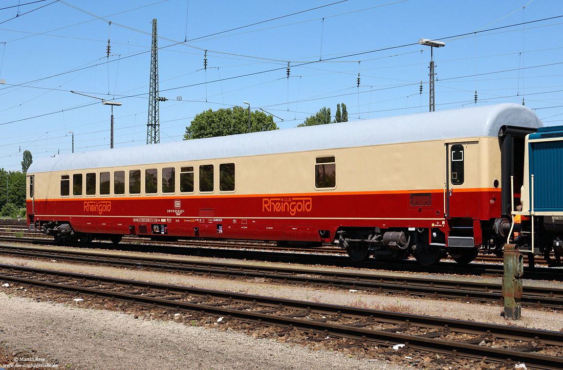 WGmh 854 (61 80 89-90 401-4) am 2.6.2020 in Nürnberg Rbf. <br>
Der Rheingold-Club-Wagen WGmh 854 (89-90 401) gehör ebenfalls zum Bestand des DB-Museums und wird dort im Sonderzugverkehr eingesetzt.
