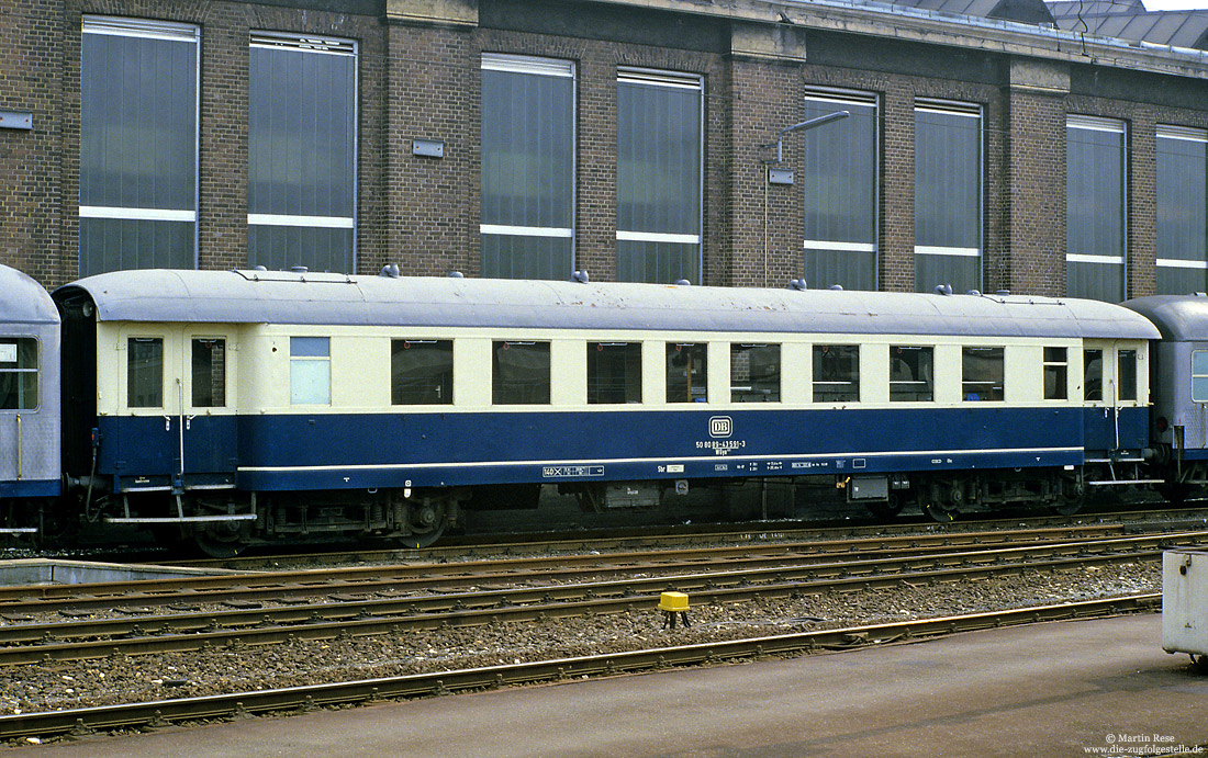 ozeanblau beiger Gesellschaftswagen WGye 831 (50 80 89-43 591-3) Heimatbahnhof Trier in Paderborn Hbf