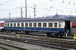 Sitzwagen ABm 225 (51 80 31-70 185-8) in ozeanblau/beige in Stuttgart Bbf