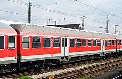 n-Wagen ABn 419.0 (50 80 31-33 518-7 mit Schwenkschiebetüren in Nürnberg Hbf