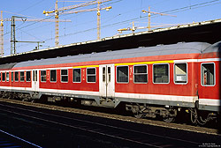 verkehrsroter CityBahn-Wagen ABnrz 401.0 (50 80 31-34 001-3) in Köln-Deutz