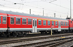 verkehrsroter ABnrz 418.5 (50 80 31-34 071-6) mit Schwenkschiebetüren in Stuttgart-Rosenstein