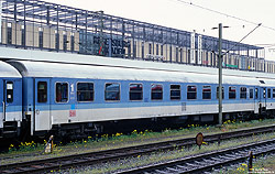 Sitzwagen ABomz 229.1 (51 80 30-90 004-8) in InterRegio-Farbe in Regensburg Hbf