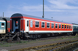 Abteilwagen ABomz 512 (50 80 30-33 755-6) in verkehrsroter Lackierung in Köln-Deutzerfeld