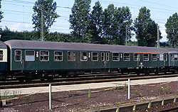grüner Mitteleinstiegswagen AByl 411 (50 80 30-11 246-2) am Altenbeken.