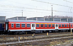 verkehrsroter y-Wagen AByz 407.2 (50 80 31-33 868-6) in Stuttgart Bbf