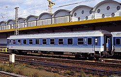 1. Klasse InterRegio-Wagen Aimz 261.1 (51 80 10-94 037-8) in Koblenz Hbf