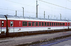 Apmz 117 (73 80 18-90 774-6) in orientroter Lackierung in Leipzig Hbf