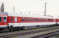 Apmz 121.3 (61 80 18-90 045-5) in verkehrsroter Lackierung in Köln Bbf