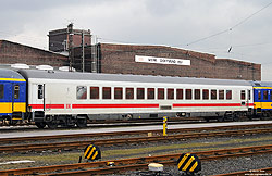 Apmz 125.3 (61 80 18-90 345-9) in ICE-Farbe in Dortmund Bbf