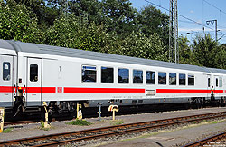 ehemaliger Touristikzug-Wagen Apmz 857.5 (61 80 84-90 915-8) in Köln Bbf.