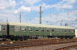 Eilzugwagen Ayl 401 (50 80 10-53 903-1) in grün in Köln Bbf