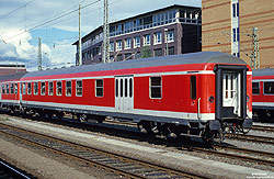 Halbpackwagen BDms 278 (51 80 82-40 099-6) in verkehrsrot in Bremen Hbf