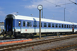 InterRegio-Wagen Bimdz 267.0 (50 80 84-95 524-5) in Köln Bbf