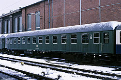 grüner Schnellzugwagen Bm 232 (51 80 22-40 818-2) in Paderborn Hbf