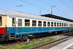 Bm 235 (50 80 22-90 489-1) am 27.5.2023 in Augsburg Hbf. <br>
Der Bm 235 (22-90 489) wurde 1976 als Büm 234 (22-70 786) in Dienst gestellt und 2003 bei DB-Fernverkehr ausgemustert. Heute gehört der Wagen zum Bestand des DB-Museums in Koblenz-Lützel und kommt dort im Sonderzugverkehr zum Einsatz.
