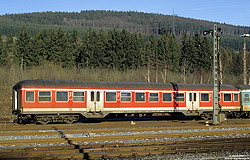 verkehrsroter n-Wagen Bn 448.0 (50 80 22-33 385-2) in Bestwig
