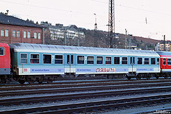 mintgrüner n-Wagen Bn 448 (50 80 22-54 102-5) in Würzburg Hbf