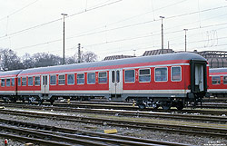 n-Wagen Bnr 457 (50 80 22-35 511-1) in verkehrsrot in Stuttgart Bbf