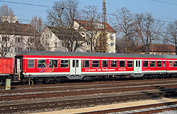 verkehrsroter n-Wagen Bnrz 418.5 (50 80 22-34 442-0)  in Ulm Hbf