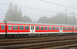 verkehrsroter n-Wagen Bnrz 450.3 (50 80 22-35 920-4) in Emden Hbf