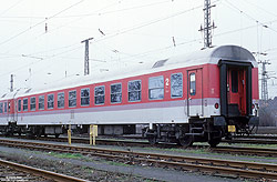 IC-Abteilwagen Bomz 236.4 (51 80 21-95 515-9) in orientroter Lackierung in Emmerich