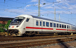 IC-Steuerwagen Bpmbdzf 296.1 (61 80 80-91 101-8) in IC-Lackierung in Köln Bbf
