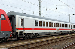 Bpwmz 125.3 (61 80 28-90 344-0 D-DB) am 12.3.2019 in Köln Bbf. <br>
Im Jahr 2016 wurden 30 IC-Wagen der Bauart Apmz 125.3 deklassiert und in Bpwmz 125.3 umgezeichnet. Bereits drei Jahre später wurden die Wagen ausgemustert und zum Teil verkauft. Der  Bpwmz 125.3 (28-90 344) gelangte zum Unternehmen RegioJet CZ/SK, wo er die Nummer 61 81 28-90 018-9 A-RJ bekam.
