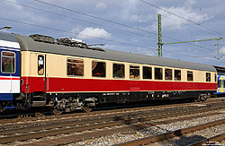 Speisewagen BRmz (56 80 85-95 157-8 D-TRAIN) in rot/beige in München Ost