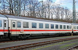 ehemaliger Touristikzug-Wagen Bvmkz 856 (73 80 84-90 902-2) in weißer Lackierung in Köln Bbf