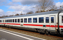 Bvmmsz 187.6 (61 80 21-94 613-1 D-DB) am 29.3.2016 in Niebüll. <br>
Nach der Modernisierung bekamen die IC-Wagen der Bauart Bvmsz 186 die neue Bauartbezeichnung Bvmmsz 187. So wurde der Bvmmsz 187.6 (21-94 613) im Jahr 2012 in Bvmmsz 187.6 umgezeichnet, während die Wagennummer unverändert blieb.
