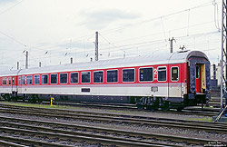 IC-Wagen Bvmz 185.3 (73 80 21-90 651-1) in orientroter Fernverkehrslackierung in Köln Bbf