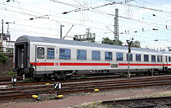 IC-Wagen ehemals SBB Bvmz 207.9 (61 80 29-90 909-9) in Fernverkehrsfarben in Köln Bbf