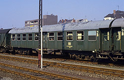 grüner Umbauwagen Byg 514 (50 80 29-11 536-9) in Wilhelmshaven Hbf