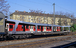 blauer Doppelstock Autotransportwagen DDm 915 (51 80 98-80 094-0) in Düsseldorf Abstellbahnhof