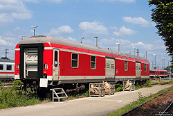 verkehrsroter Gepäckwagen Dduu 498 (50 80 92-40 029-2 in Karlsruhe Hbf