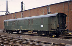 Vorkriegsgepäckwagen Düse 942 (51 80 95-40 174-2) in Paderborn Hbf