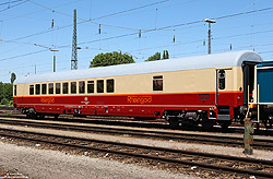 WGmh 854 (61 80 89-90 401-4) am 2.6.2020 in Nürnberg Rbf. <br>
Der Rheingold-Club-Wagen WGmh 854 (89-90 401) gehör ebenfalls zum Bestand des DB-Museums und wird dort im Sonderzugverkehr eingesetzt.
