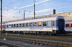 Gesellschaftswagen WGmz 825 (51 80 89-90 651-6) in InterRegio-Lack in Köln Bbf