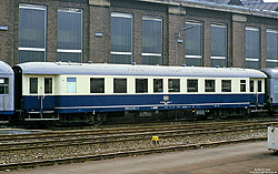 ozeanblau beiger Gesellschaftswagen WGye 831 (50 80 89-43 591-3) Heimatbahnhof Trier in Paderborn Hbf